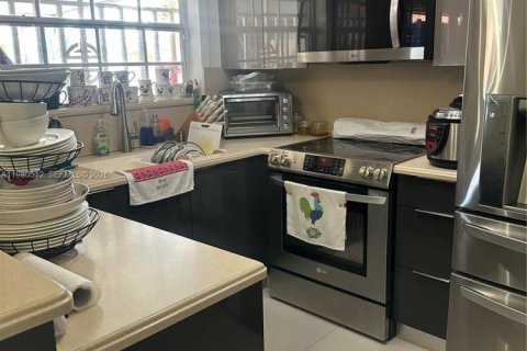 House in Hialeah, Florida 3 bedrooms, 119.38 sq.m. № 2044133 - photo 6