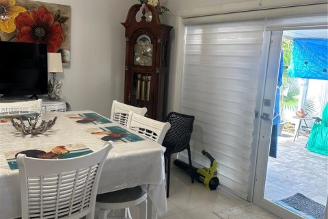 House in Hialeah, Florida 3 bedrooms, 119.38 sq.m. № 2044133 - photo 16