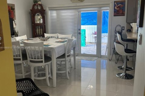 House in Hialeah, Florida 3 bedrooms, 119.38 sq.m. № 2044133 - photo 14