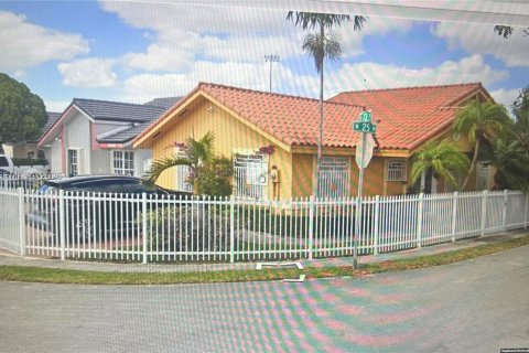 House in Hialeah, Florida 3 bedrooms, 119.38 sq.m. № 2044133