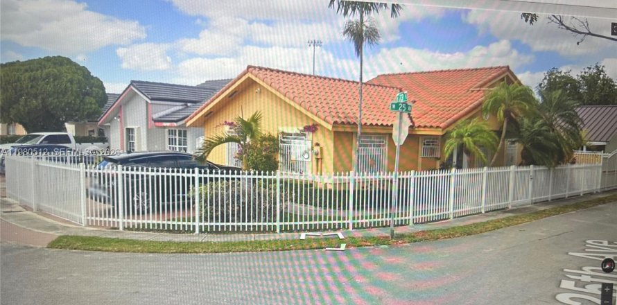 House in Hialeah, Florida 3 bedrooms, 119.38 sq.m. № 2044133