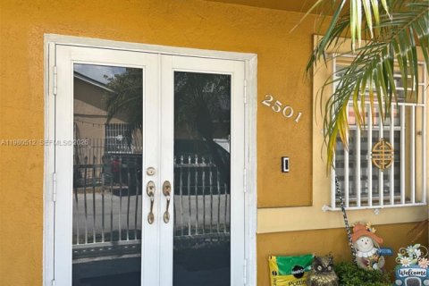 House in Hialeah, Florida 3 bedrooms, 119.38 sq.m. № 2044133 - photo 2