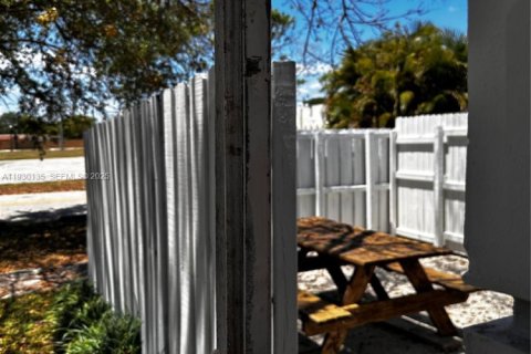 Коммерческая недвижимость в Холливуд, Флорида 39.02м2 № 1988667