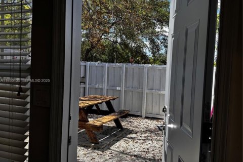 Снять в аренду коммерческую недвижимость в Холливуд, Флорида 39.02м2, № 1988667 - фото 6