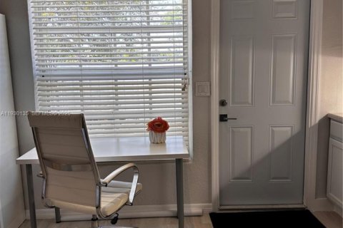 Снять в аренду коммерческую недвижимость в Холливуд, Флорида 39.02м2, № 1988667 - фото 5