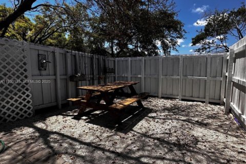 Снять в аренду коммерческую недвижимость в Холливуд, Флорида 39.02м2, № 1988667 - фото 3