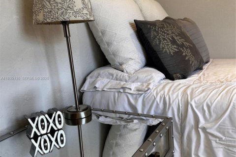 Снять в аренду коммерческую недвижимость в Холливуд, Флорида 39.02м2, № 1988667 - фото 12