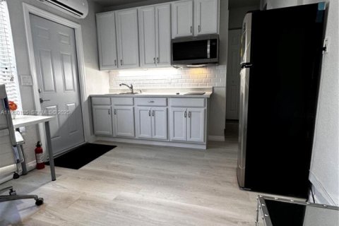 Снять в аренду коммерческую недвижимость в Холливуд, Флорида 39.02м2, № 1988667 - фото 11