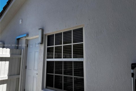 Снять в аренду коммерческую недвижимость в Холливуд, Флорида 39.02м2, № 1988667 - фото 2