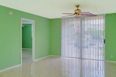Condo in West Palm Beach, Florida, 2 bedrooms  № 884421 - photo 1
