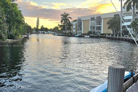 Condominio en alquiler en Oakland Park, Florida, 2 dormitorios, 78.97 m2 № 1993955 - foto 1