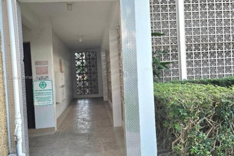 Condominio en alquiler en Oakland Park, Florida, 2 dormitorios, 78.97 m2 № 1993955 - foto 2