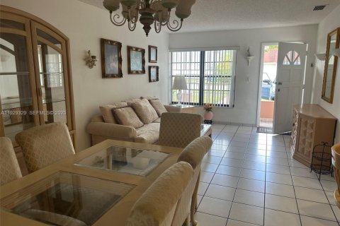 Villa ou maison à vendre à Miami, Floride: 2 chambres, 88.81 m2 № 1990646 - photo 2