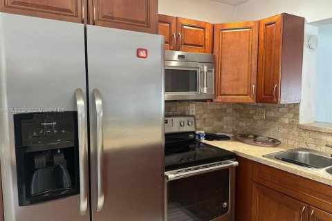 Villa ou maison à vendre à Miami, Floride: 2 chambres, 88.81 m2 № 1990646 - photo 4