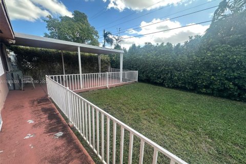 Villa ou maison à vendre à Miami, Floride: 2 chambres, 88.81 m2 № 1990646 - photo 10