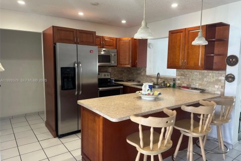 Villa ou maison à vendre à Miami, Floride: 2 chambres, 88.81 m2 № 1990646 - photo 3