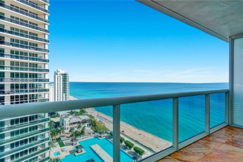 Condo in Hallandale Beach, Florida, 1 bedroom  № 2400523
