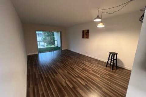 Condo in Deerfield Beach, Florida, 1 bedroom № 2252216 - photo 3