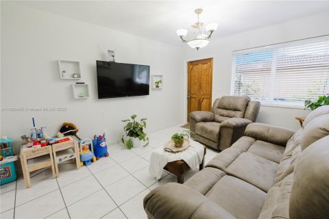 Снять в аренду виллу или дом в Майами, Флорида 2 спальни, 166.67м2, № 1948305 - фото 3
