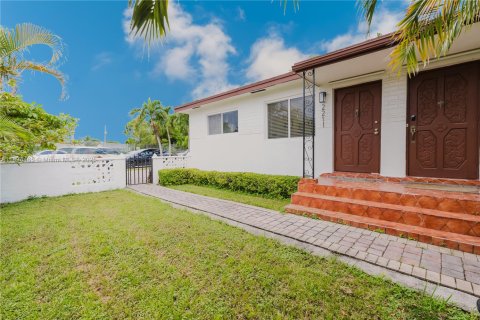 Снять в аренду виллу или дом в Майами, Флорида 2 спальни, 166.67м2, № 1948305 - фото 8