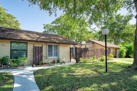 Villa ou maison à louer à Hollywood, Floride: 2 chambres, 89.19 m2 № 2023671 - photo 27