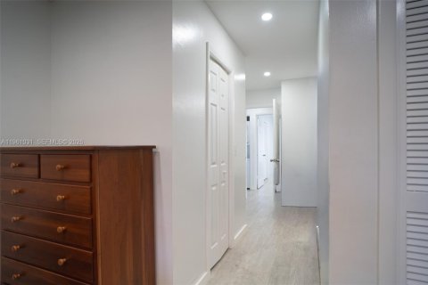 Villa ou maison à louer à Hollywood, Floride: 2 chambres, 89.19 m2 № 2023671 - photo 14