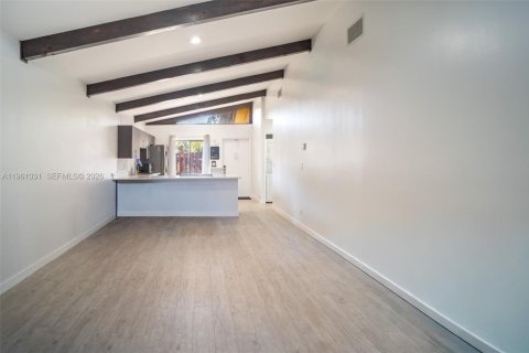 Villa ou maison à louer à Hollywood, Floride: 2 chambres, 89.19 m2 № 2023671 - photo 8