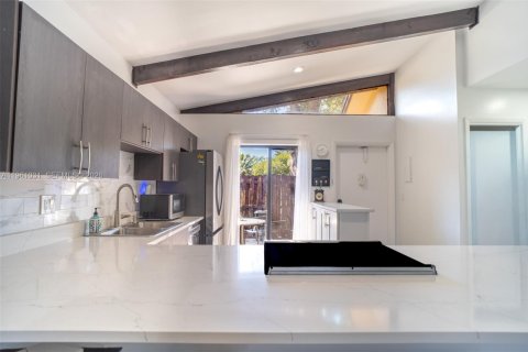 Villa ou maison à louer à Hollywood, Floride: 2 chambres, 89.19 m2 № 2023671 - photo 5