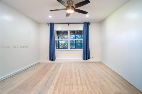 Villa ou maison à louer à Hollywood, Floride: 2 chambres, 89.19 m2 № 2023671 - photo 7