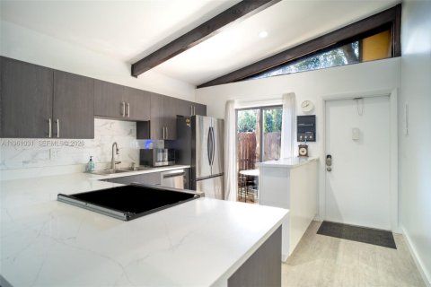 Villa ou maison à louer à Hollywood, Floride: 2 chambres, 89.19 m2 № 2023671 - photo 3