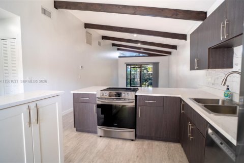 Villa ou maison à louer à Hollywood, Floride: 2 chambres, 89.19 m2 № 2023671 - photo 2