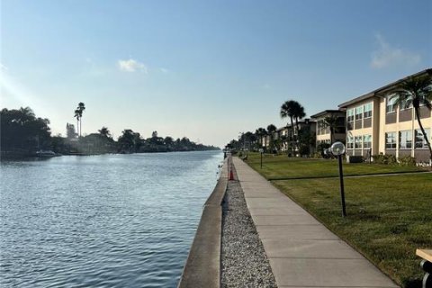 Condo in New Port Richey, Florida, 3 bedrooms  № 1849668 - photo 4