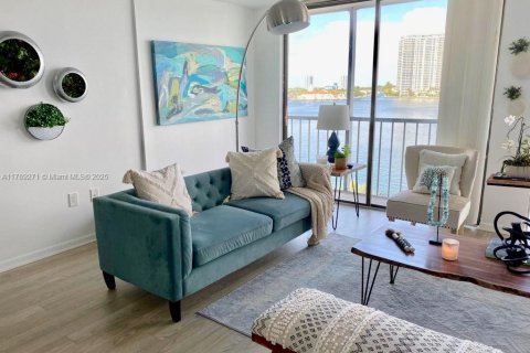 Condo in Sunny Isles Beach, Florida, 2 bedrooms  № 1729068 - photo 1