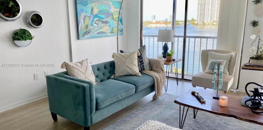 Condo in Sunny Isles Beach, Florida, 2 bedrooms  № 1729068