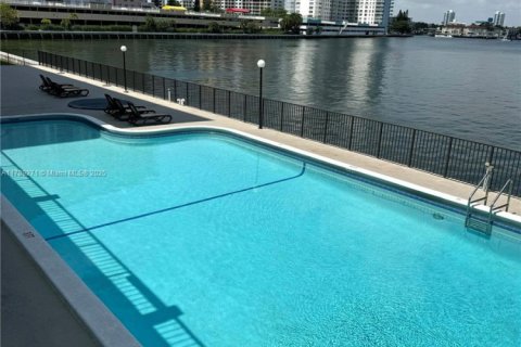 Condo in Sunny Isles Beach, Florida, 2 bedrooms  № 1729068 - photo 15