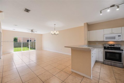 Adosado en alquiler en Miami Gardens, Florida, 3 dormitorios, 131.64 m2 № 1969075 - foto 1