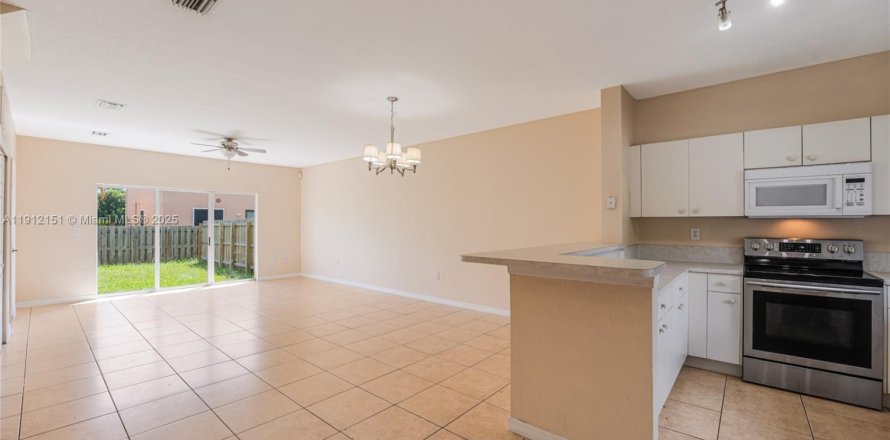 Adosado en Miami Gardens, Florida 3 dormitorios, 131.64 m2 № 1969075