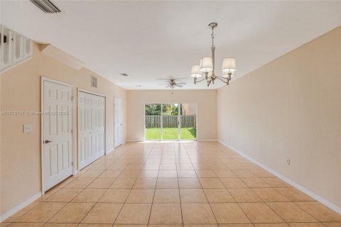 Adosado en alquiler en Miami Gardens, Florida, 3 dormitorios, 131.64 m2 № 1969075 - foto 2