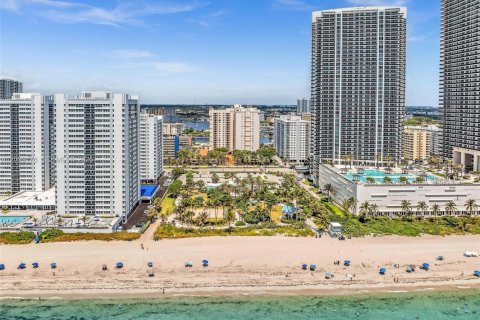 Condo in Hallandale Beach, Florida, 1 bedroom  № 2402293 - photo 26
