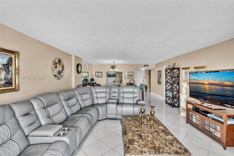Condo in Hallandale Beach, Florida, 1 bedroom  № 2402293 - photo 16