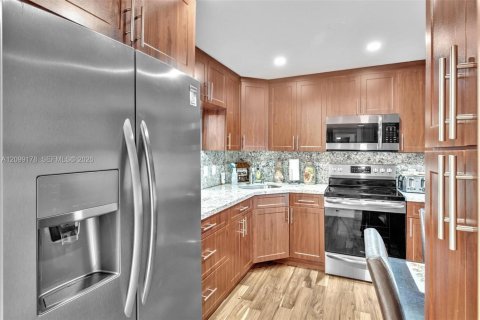 Condo in Hallandale Beach, Florida, 1 bedroom  № 2402293 - photo 5