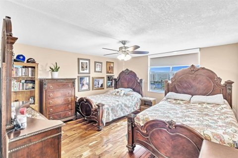 Condo in Hallandale Beach, Florida, 1 bedroom  № 2402293 - photo 11