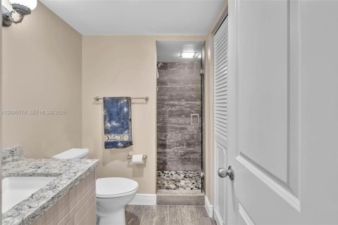Condo in Hallandale Beach, Florida, 1 bedroom  № 2402293 - photo 7