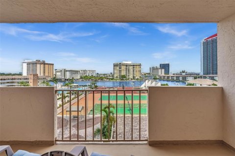 Condo in Hallandale Beach, Florida, 1 bedroom  № 2402293 - photo 22