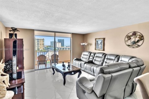 Condo in Hallandale Beach, Florida, 1 bedroom  № 2402293 - photo 13