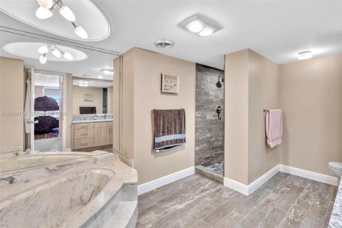 Condo in Hallandale Beach, Florida, 1 bedroom  № 2402293 - photo 18