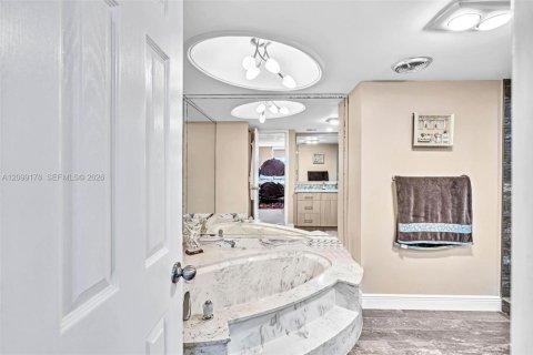 Condo in Hallandale Beach, Florida, 1 bedroom  № 2402293 - photo 17