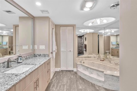 Condo in Hallandale Beach, Florida, 1 bedroom  № 2402293 - photo 20
