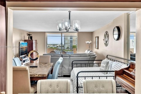 Condo in Hallandale Beach, Florida, 1 bedroom  № 2402293 - photo 9
