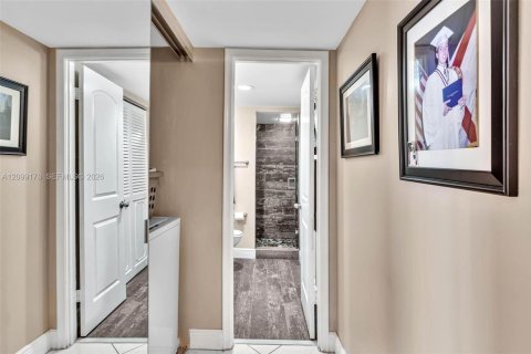 Condo in Hallandale Beach, Florida, 1 bedroom  № 2402293 - photo 6